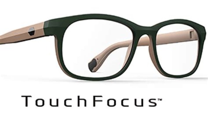 Smart glasses allow users to switch focus with touch of the finger