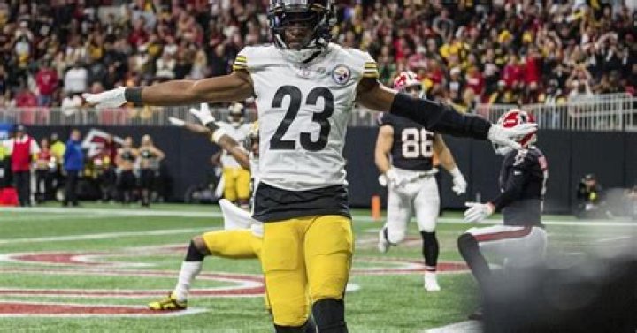 Steelers re-sign safety Kazee, tight end Gentry