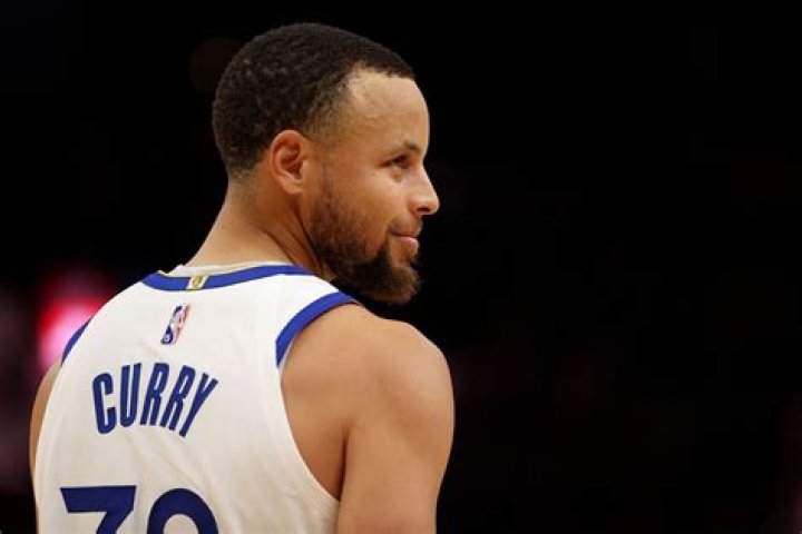 Steph Curry flops ridiculously in the clutch during Grizzlies vs Warriors, draws massive flak online