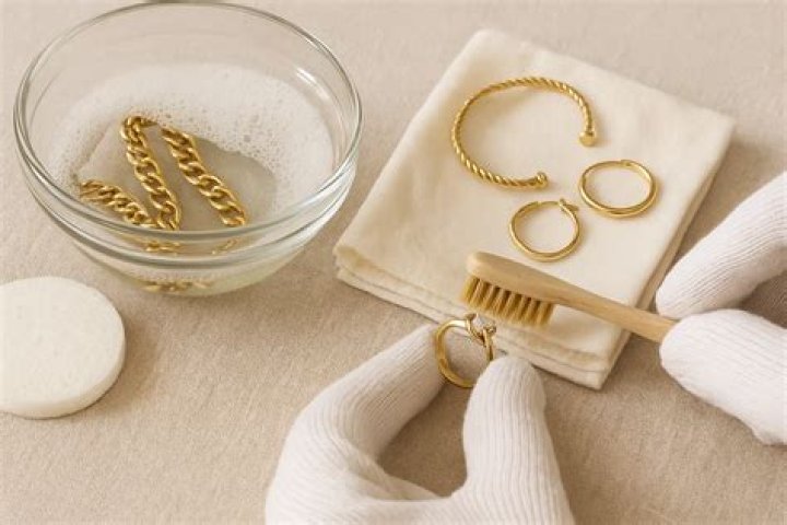 	SUDSY AMMONIA WORKS TO CLEAN GOLD JEWELRY	