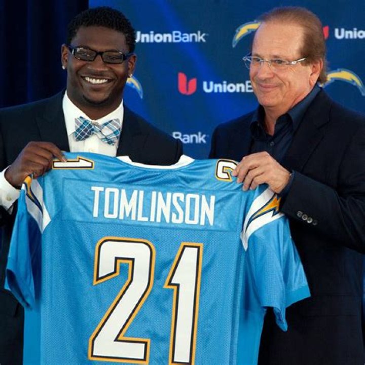 TOMLINSON RETIRES FROM NFL WITH FAMILY BY HIS SIDE