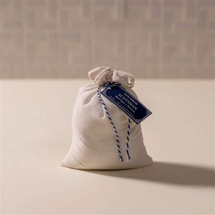 Tudor Bath Salt Bag
– Laurel Mercantile