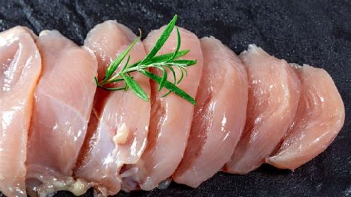 Twitter disgusted by competitive FPS player's raw chicken diet