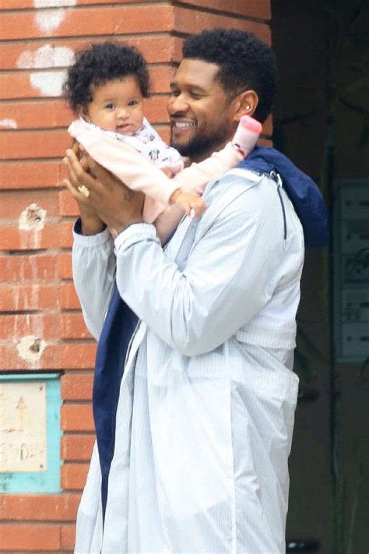 USHER AND GIRLFRIEND JENN GOICOECHEA SHARE FIRST PHOTOS OF DAUGHTER