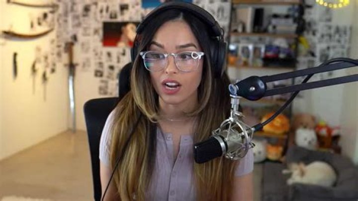 Valkyrae urges Twitch streamers to leave for YouTube after earnings leak