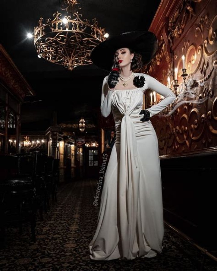 World's tallest supermodel breaks internet with Lady Dimitrescu Resident Evil cosplay