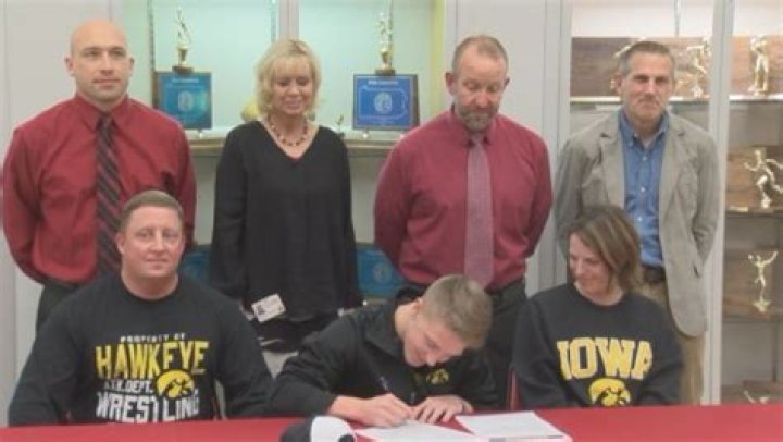 Wrestler Max Murin signs with Iowa
